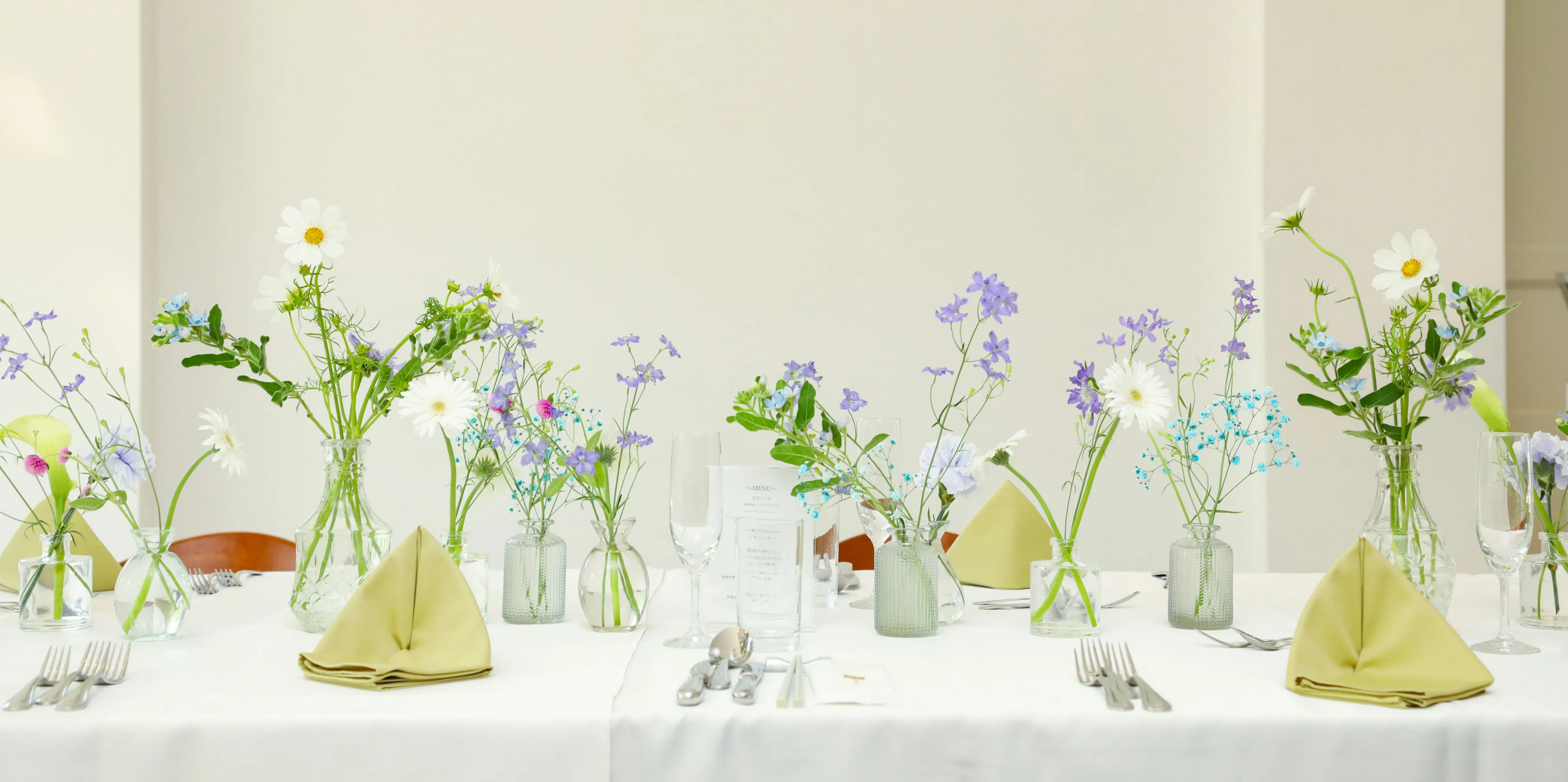 季節の花々を飾った顔合わせ会場のテーブルコーディネート|ザ・オランジェガーデン五十鈴川