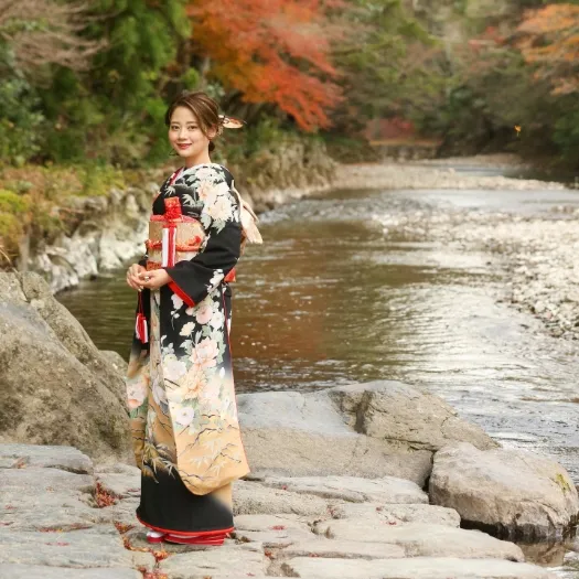 紅葉と川辺に佇む色打掛の花嫁|伊勢おかげさま婚