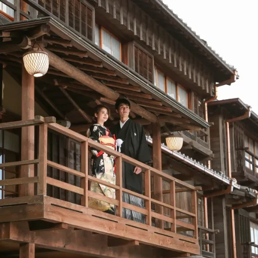 木造建築の縁側に立つ和装のおふたり|伊勢おかげさま婚