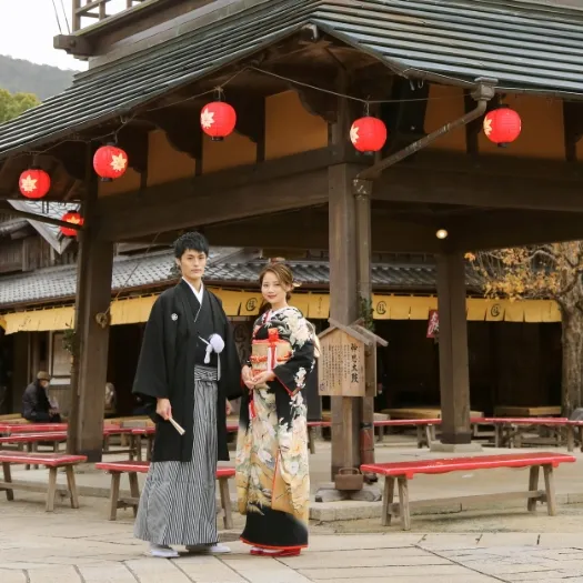 提灯の下がる社殿前の和装のおふたり|伊勢おかげさま婚