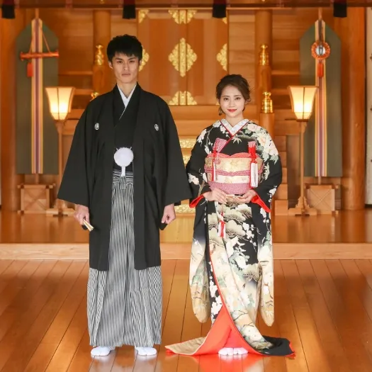 神殿の御扉を背にした紋付袴と色打掛のおふたり|伊勢おかげさま婚