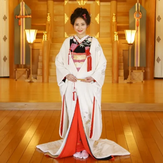 檜造りの神殿に佇む白無垢の花嫁|伊勢おかげさま婚