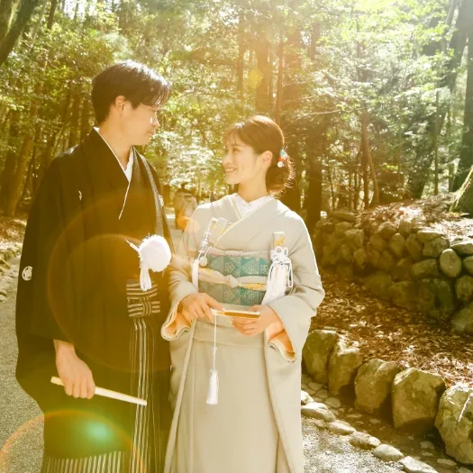 木漏れ日の参道で寄り添う和装のおふたり|伊勢おかげさま婚
