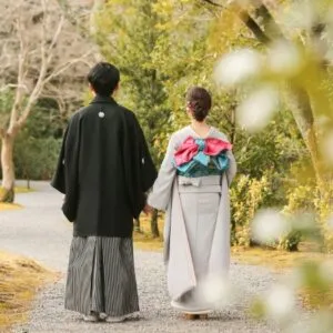 手をつないで参道を進む和装のおふたり|伊勢おかげさま婚