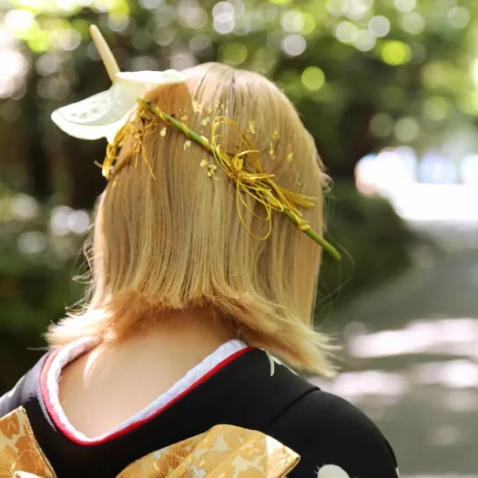 髪飾りをつけた花嫁の後ろ姿|伊勢おかげさま婚