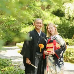 庭園の緑のなかに立つ和装のおふたり|伊勢おかげさま婚